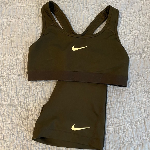 Nike Sports Bra and Compression Shorts - Picture 1 of 3
